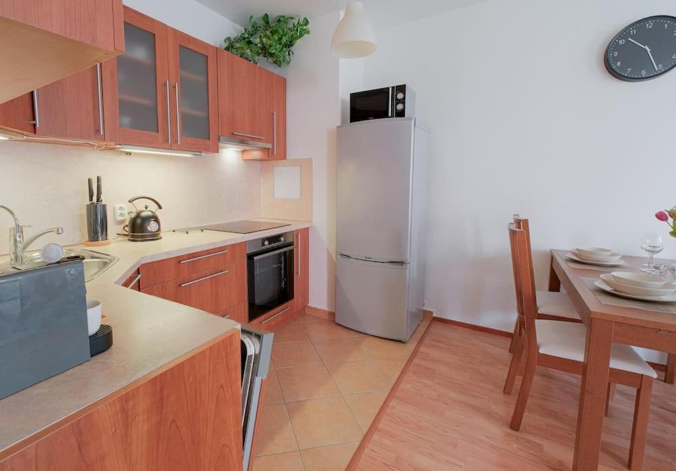 Apartman U Metra, 4 Hoste, Parking Free, Blizko O2 Arena Prag Exteriör bild