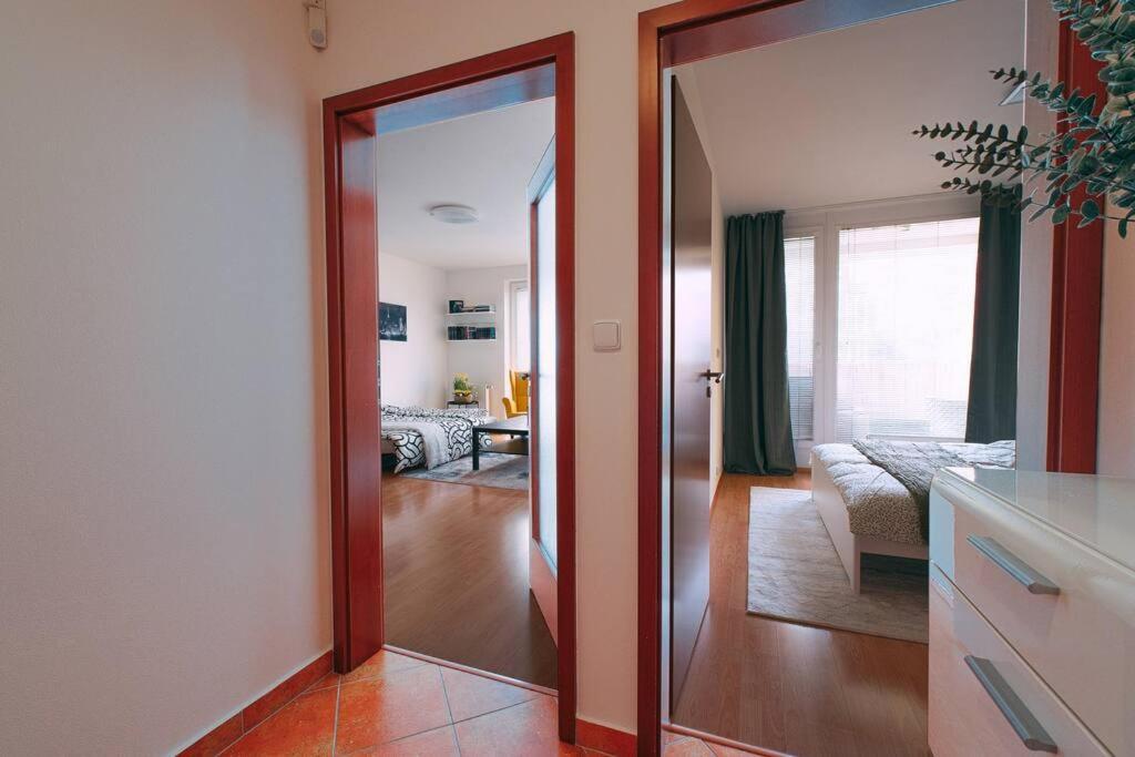 Apartman U Metra, 4 Hoste, Parking Free, Blizko O2 Arena Prag Exteriör bild